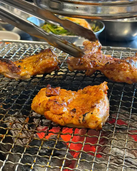고소한 풍미의 참숯마늘닭갈비