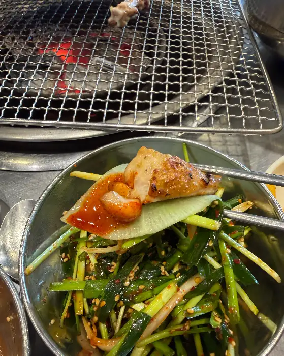 닭갈비와 곁들여 먹는 신선한 채소 무침