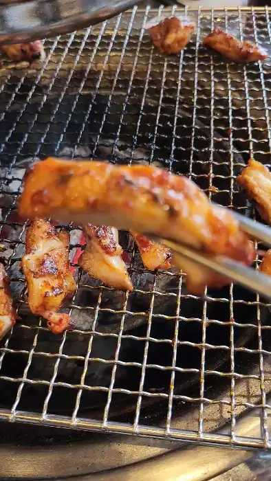 구워지는 닭갈비 조각
