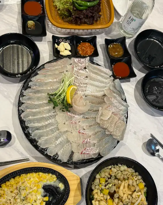 다양한 스끼다시가 함께 제공되는 상차림