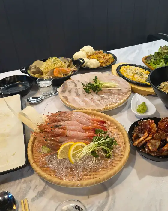 푸짐하게 차려진 식탁 풍경
