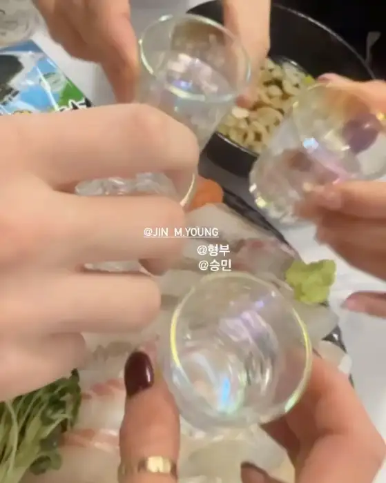 잔을 부딪히며 즐거운 시간을 보내는 모습