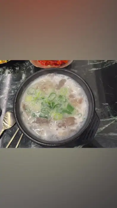 설렁탕을 덜어내는 모습