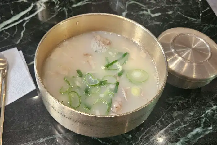 설렁탕이 담긴 놋그릇과 뚜껑
