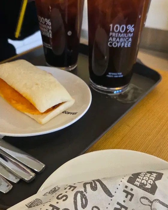 메가커피 아메리카노와 디저트 사진