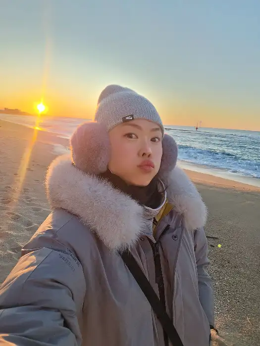 매장 입구의 키오스크와 메뉴판