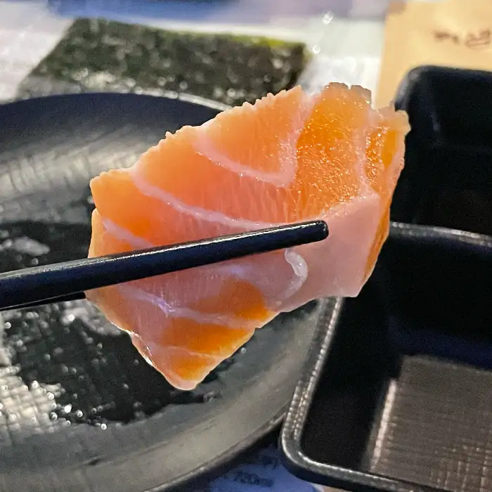 신선한 연어회 한 점