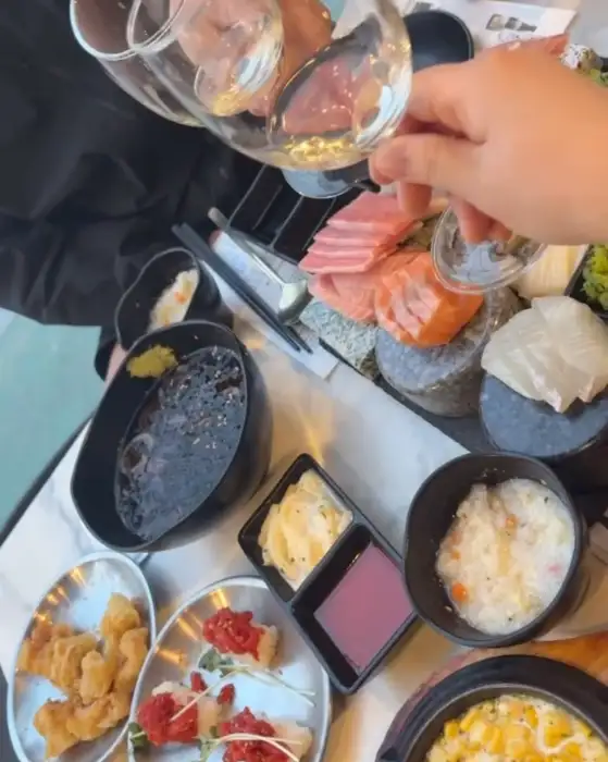 다양한 음식들이 차려진 테이블 풍경