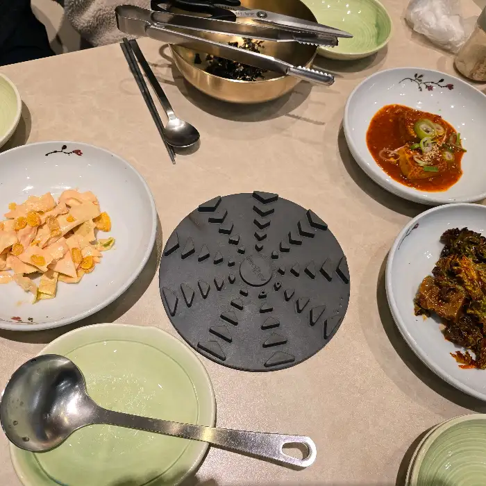정갈하게 차려진 테이블 모습