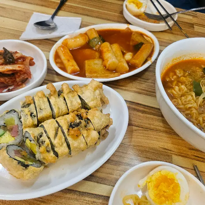 테이블에 놓인 분식 메뉴와 곁들임 반찬