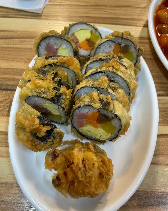 튀김옷으로 덮인 김밥 조각들