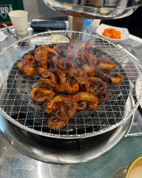 숯불 위에서 맛있게 익어가는 쭈꾸미