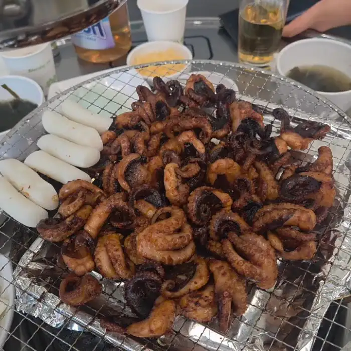 쭈꾸미와 함께 제공된 떡과 주먹밥