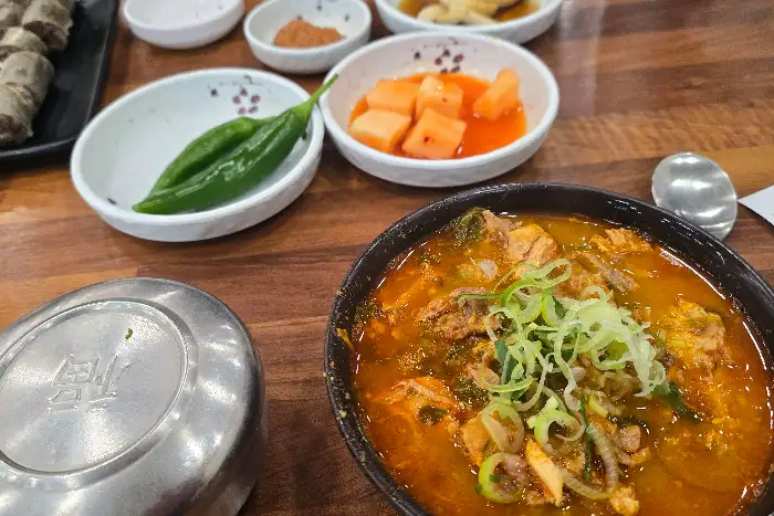뼈해장국 국물과 밥을 비벼 먹고 있는 모습
