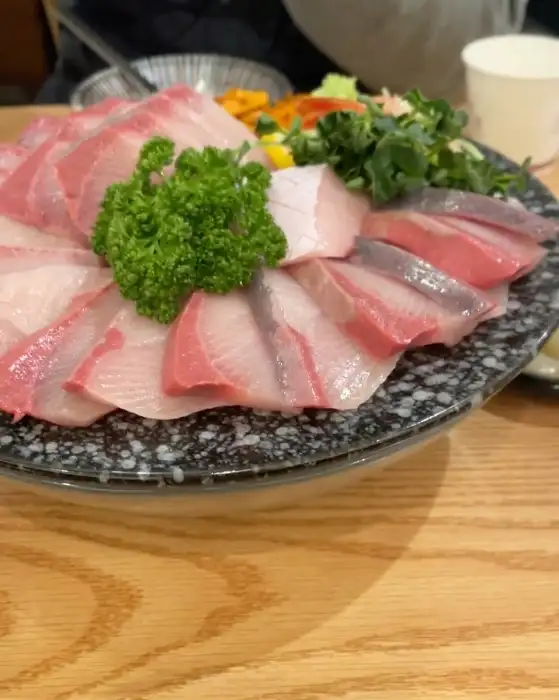 푸짐하게 차려진 사시미 플레이트