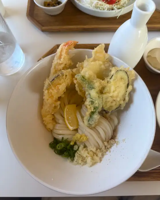 붓카케 우동에 레몬 조각이 올려진 모습