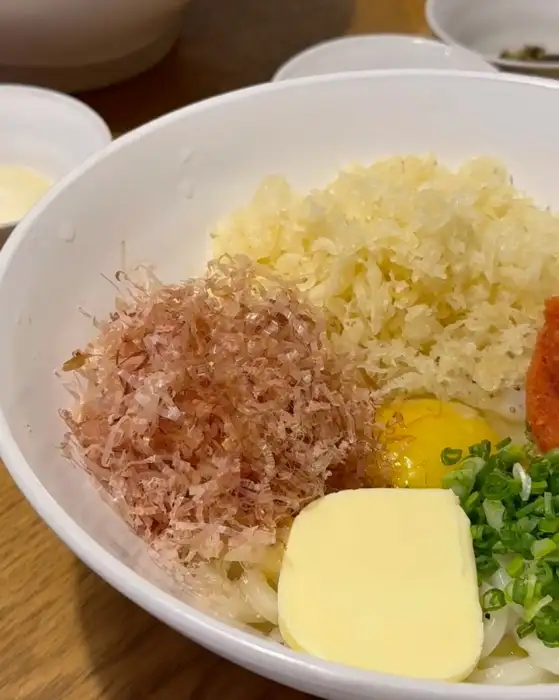 명란가마바타 우동의 재료가 담긴 모습