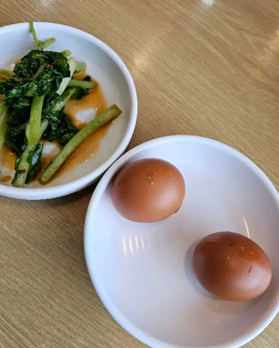 냉면에 곁들여 나오는 삶은 계란과 열무김치