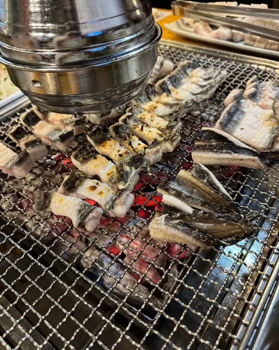 숯불 위에서 노릇노릇 구워지는 장어