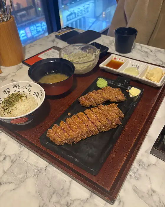규카츠 정식 구성: 밥, 국, 샐러드, 규카츠, 소스