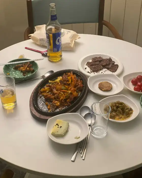 푸짐한 안주가 차려진 테이블