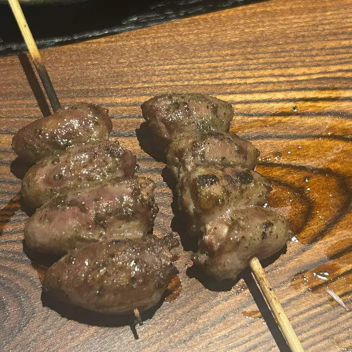 세 개의 꼬치가 나무 접시에 담겨 나온 모습