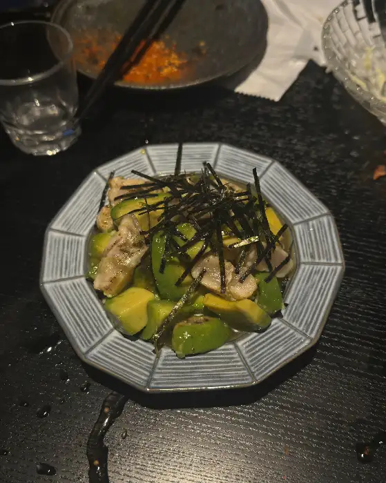 아보카도와 명란이 어우러진 샐러드