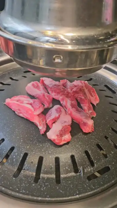 고기가 불판 위에 놓여 있는 모습