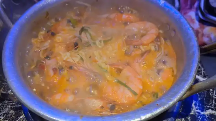 해산물이 들어간 얼큰한 라면