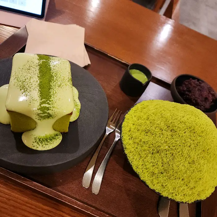 말차 디저트와 음료가 놓인 테이블 세팅