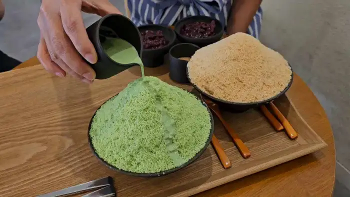 말차 빙수에 말차 소스를 붓는 모습
