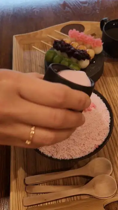 당고 세트와 말차 음료