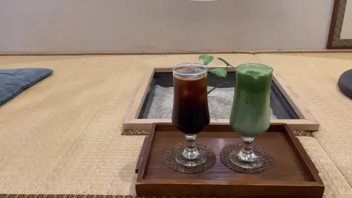 말차 라떼와 커피