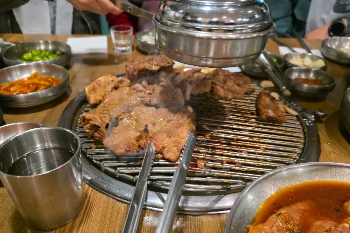 숯불 위에 노릇하게 구워지고 있는 돼지갈비