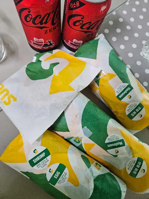 포장된 샌드위치와 음료