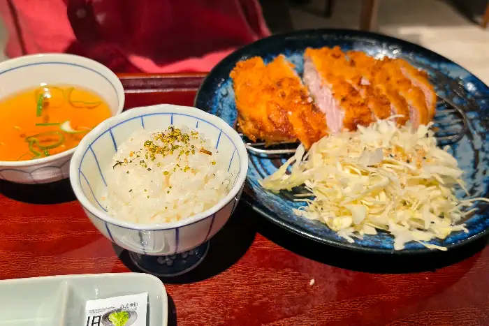 잘 썰어진 안심 돈까스, 밥, 맑은 국물이 함께 나온 모습