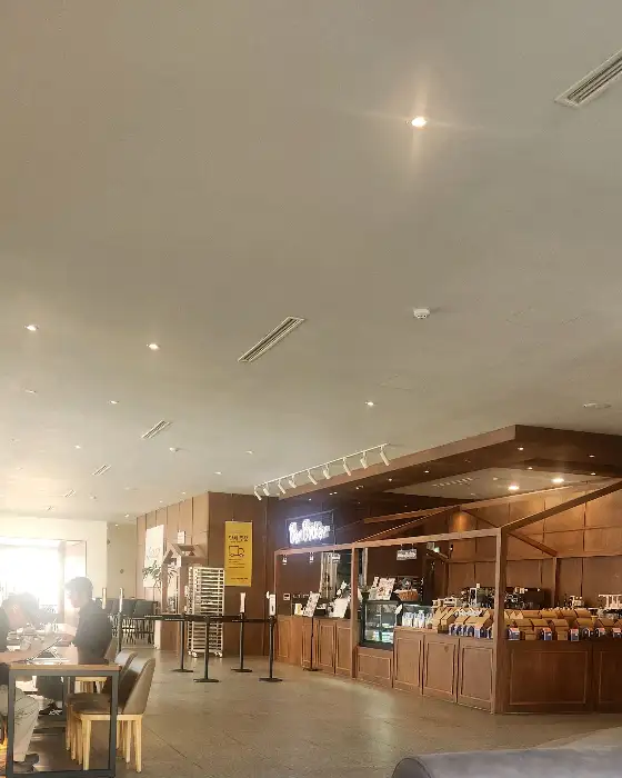음료와 함께 제공된 프레첼 모양 책갈피