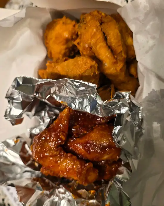 다양한 치킨 부위가 담긴 모습