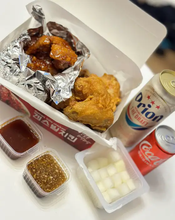 치킨, 소스, 음료가 담긴 모습