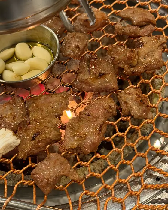 불판 위에서 맛있게 구워지고 있는 통갈매기살