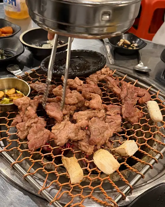 지글지글 익어가는 통갈매기살 조각들