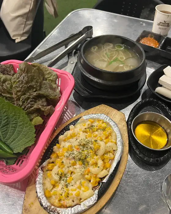 테이블 위에 세팅된 음식과 반찬들