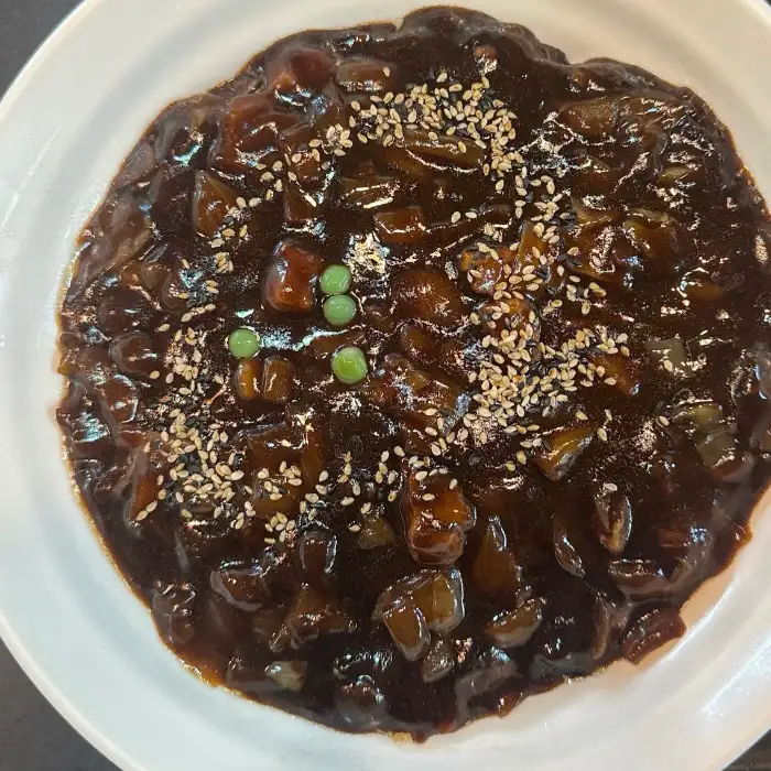 진한 짜장 소스와 면의 조화