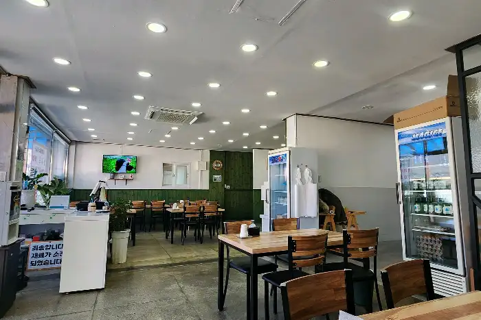 냉천육회막국수 내부 모습
