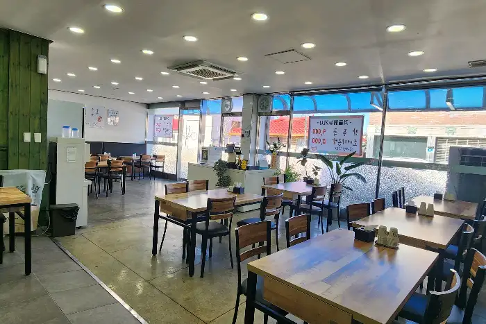 냉천육회막국수 내부 테이블 모습