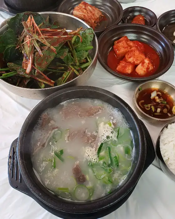 곰탕과 함께 나온 시금치 부추 무침과 깍두기, 김치
