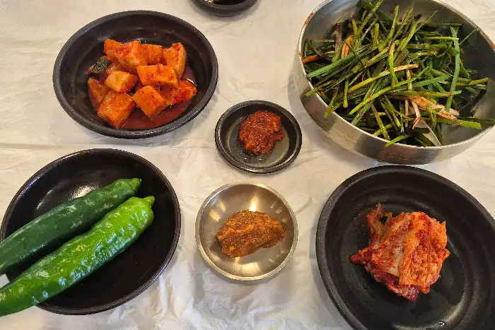 테이블에 세팅된 다양한 반찬들