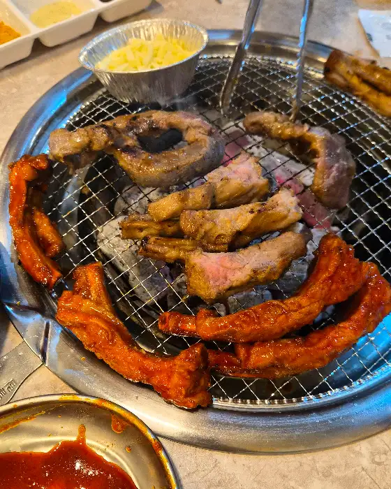 다양한 종류의 쪽갈비가 숯불 위에서 익어가는 모습