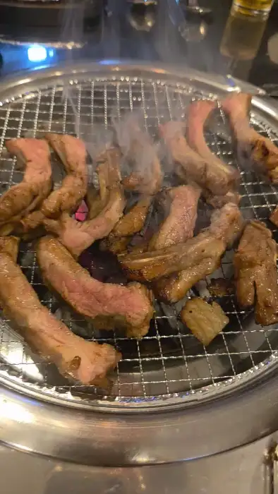 쪽갈비가 숯불 위에서 맛있게 익어가는 모습 (움짤)