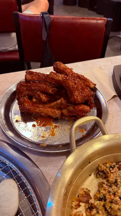 윤기가 자르르 흐르는 양념 쪽갈비가 접시에 담겨 있습니다.